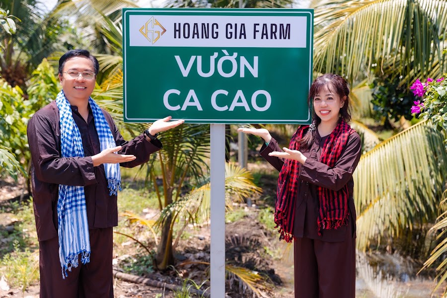 Khách tham quan bên biển Vườn ca cao Hoàng Gia Farm