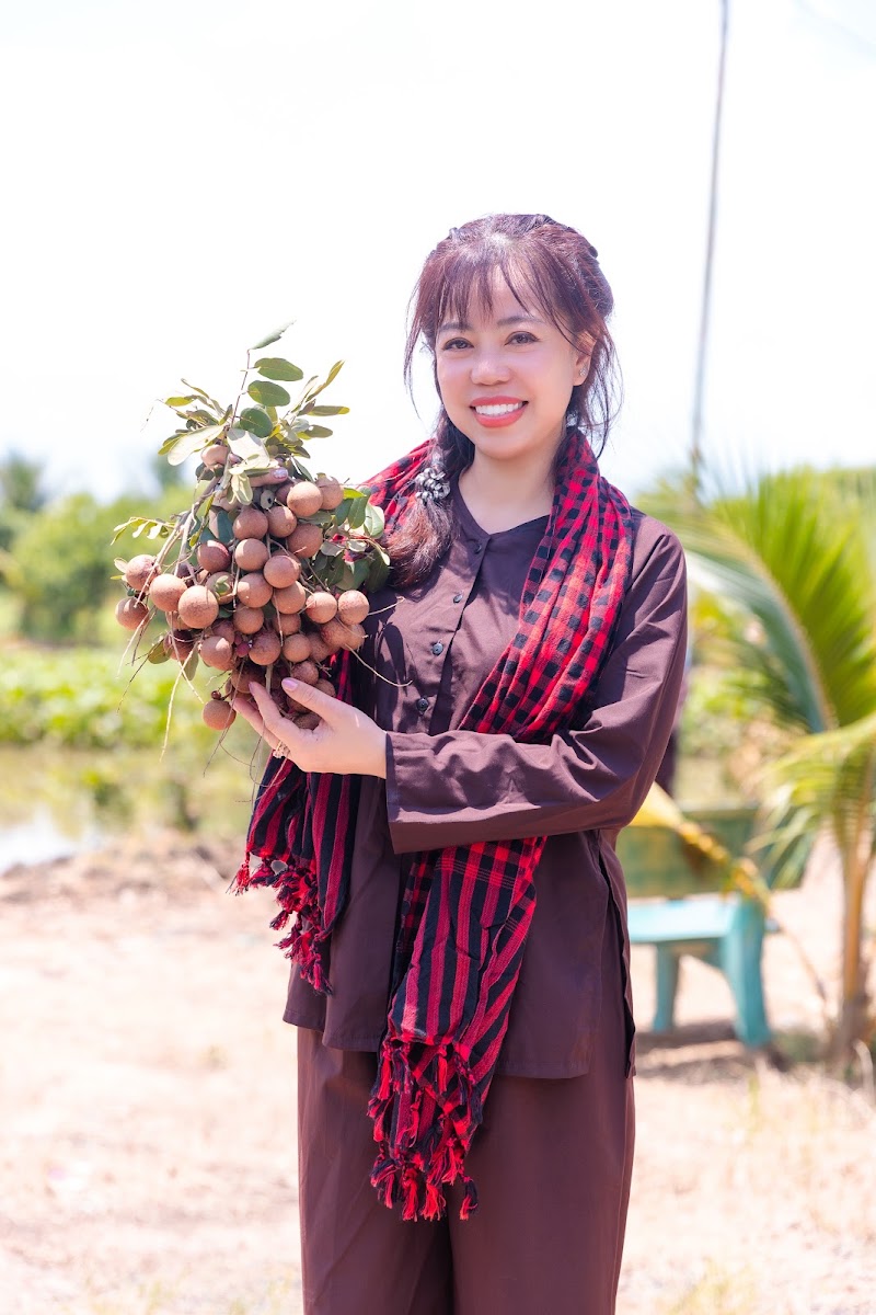Du khách trải nghiệm thu hoạch nhãn tại Nông trại Thiên Đường