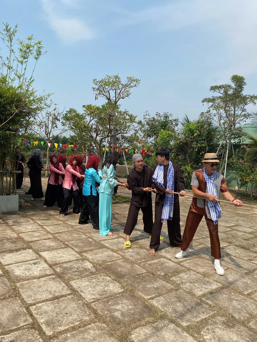 Đoàn khách chơi kéo co tại sân Nông trại Thiên Đường