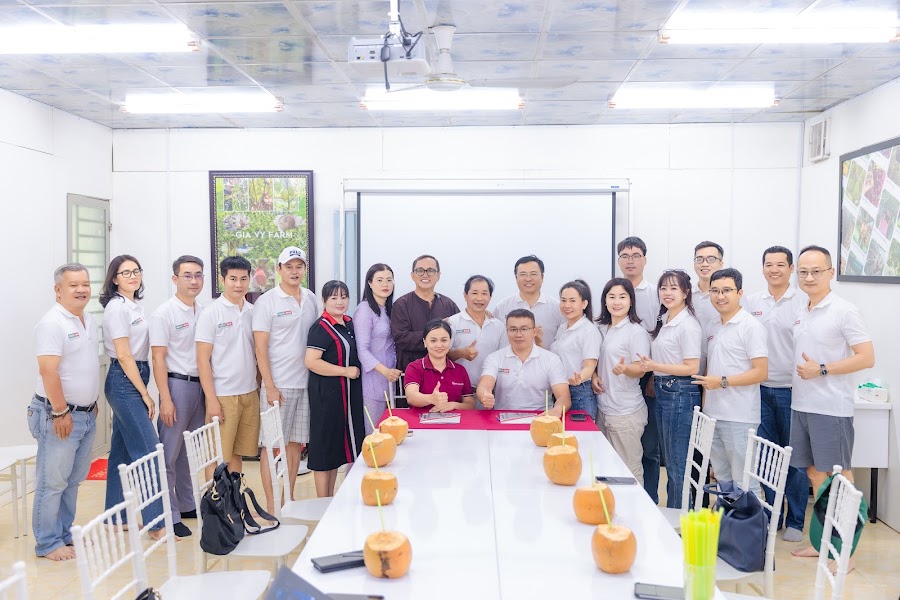 Đoàn doanh nghiệp chụp ảnh tại hội trường Nông trại Thiên Đường