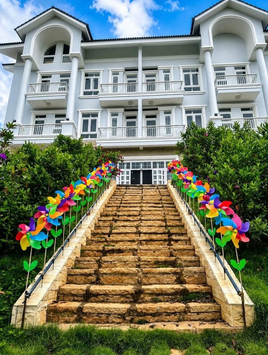 Bậc thang đá rực rỡ chong chóng dẫn lên Golden Hill