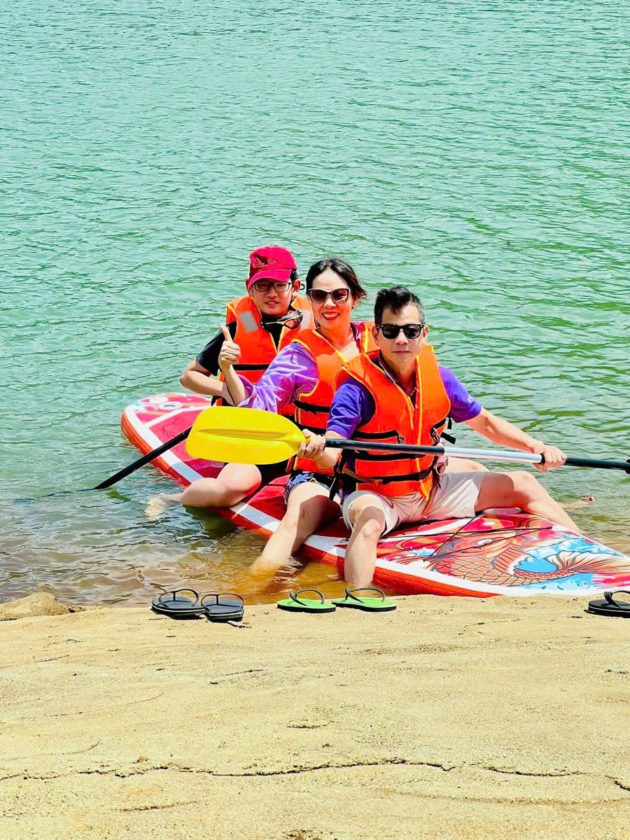 Gia đình chèo SUP trên hồ