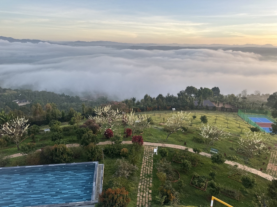 Biển mây nhìn từ trên cao xuống hồ hồ và sân vườn Golden Hill