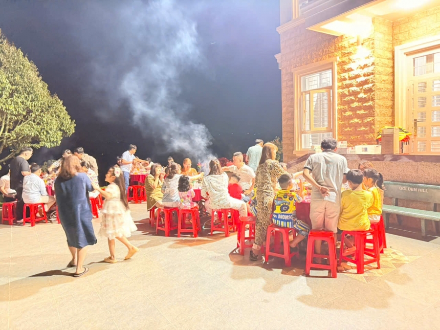 Tiệc BBQ tối trên sân Golden Hill