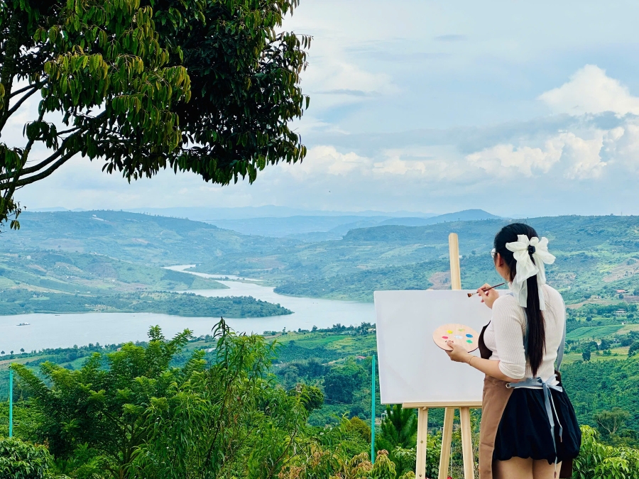 Vẽ tranh ngắm toàn cảnh hồ và đồi núi Di Linh