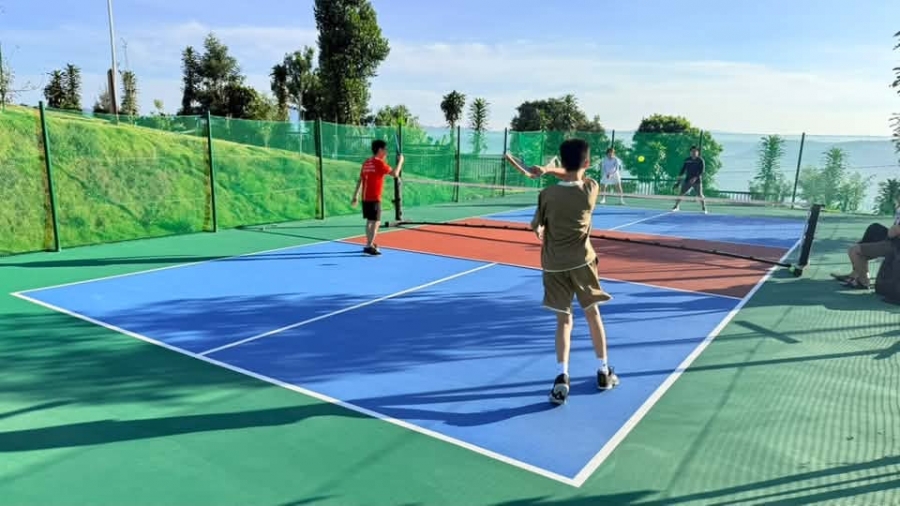 Nhóm bạn chơi pickleball buổi chiều tại Golden Hill