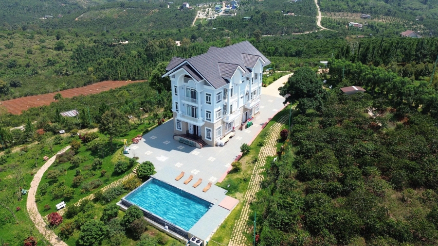 Toàn cảnh Golden Hill và hồ nhìn từ flycam