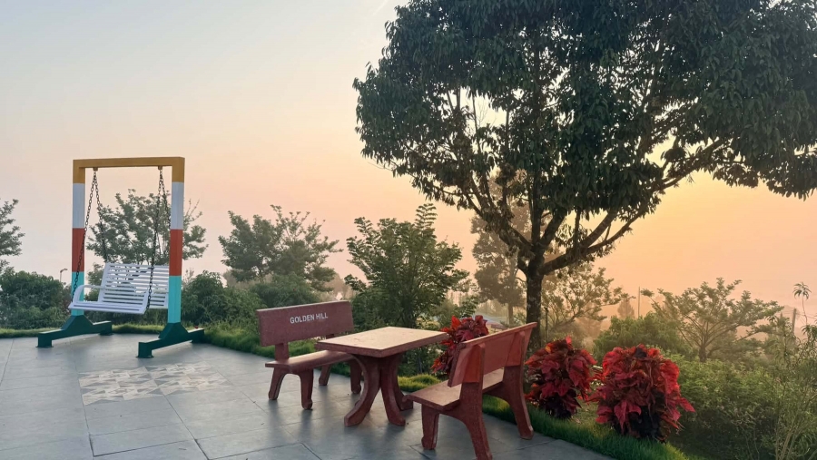 Xích đu và bàn ghế đá Golden Hill trong nắng sớm