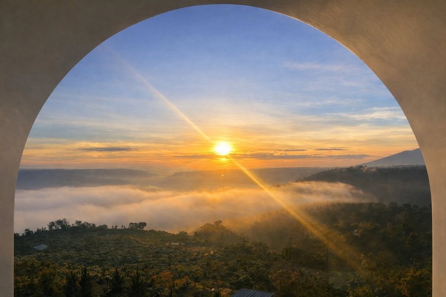 Mặt trời mọc trên biển mây qua khung vòm Sky Gate